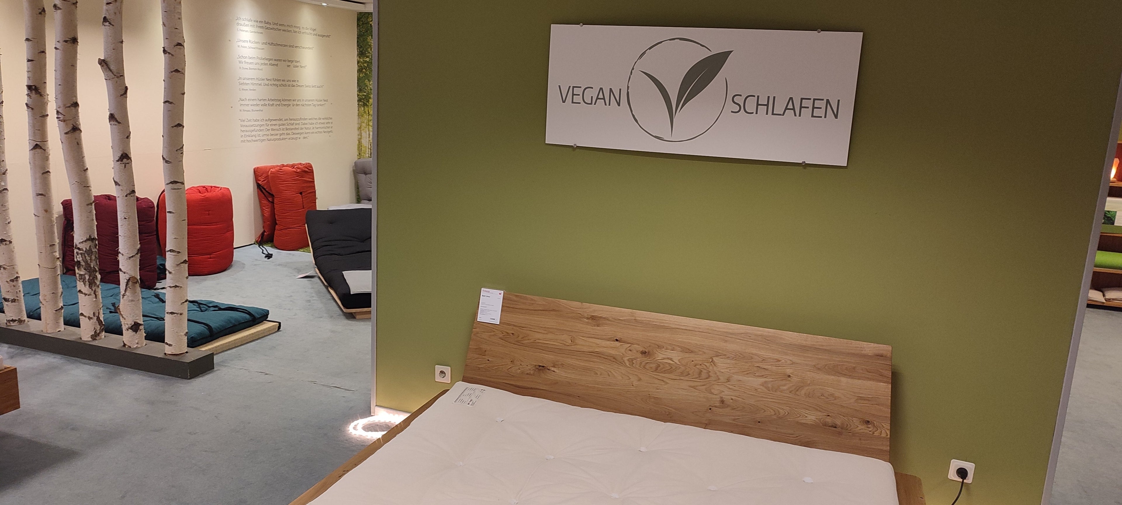Vegan schlafen mit natürlichen Materialien: helles Bett mit veganer Bettdecke, Kissen und pflanzlichen Schlafmaterialien von Futonia.